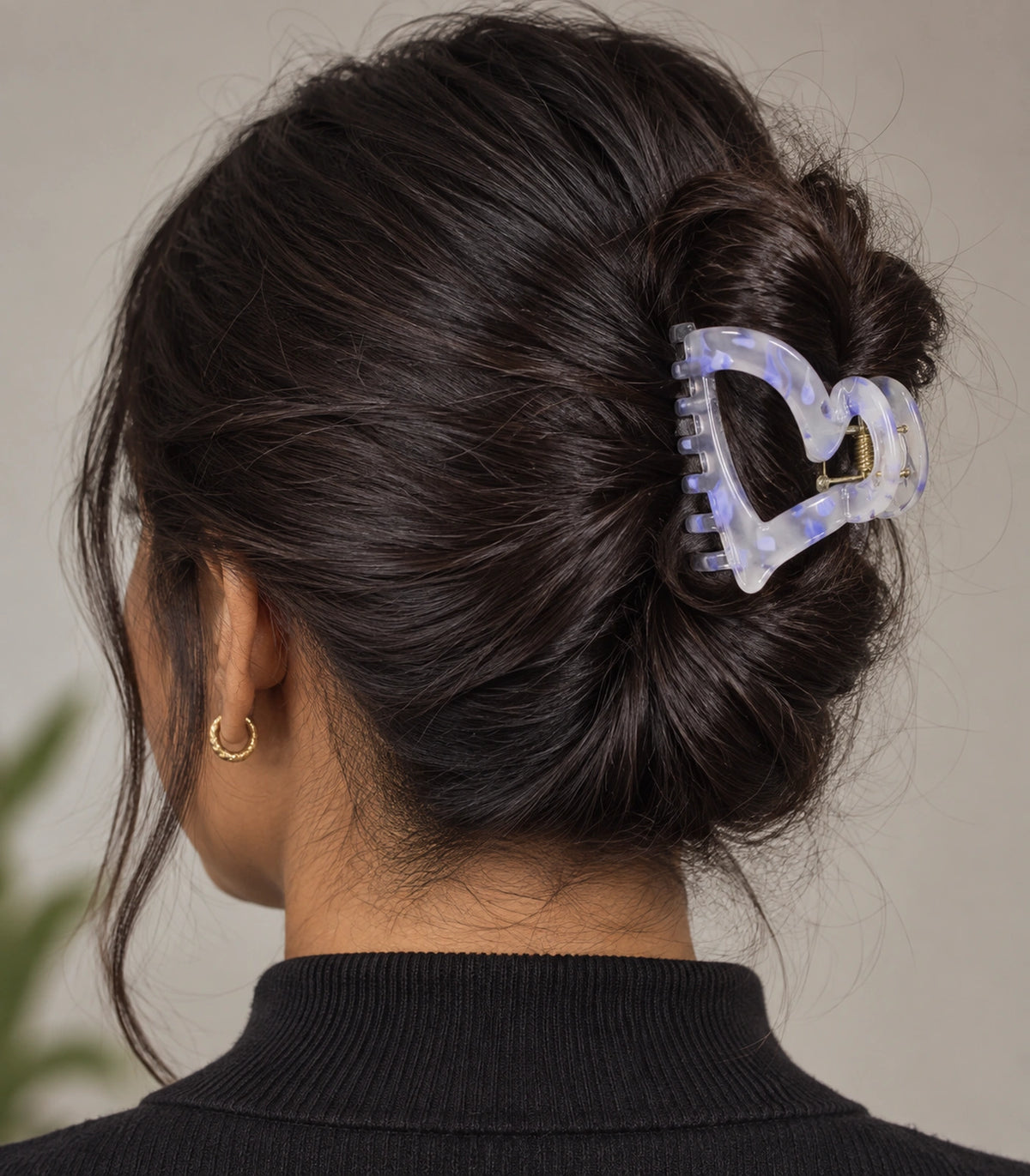 JIMIKI Marbled Heart Hair Claw Clips in Blue, model wearing view #color_blue