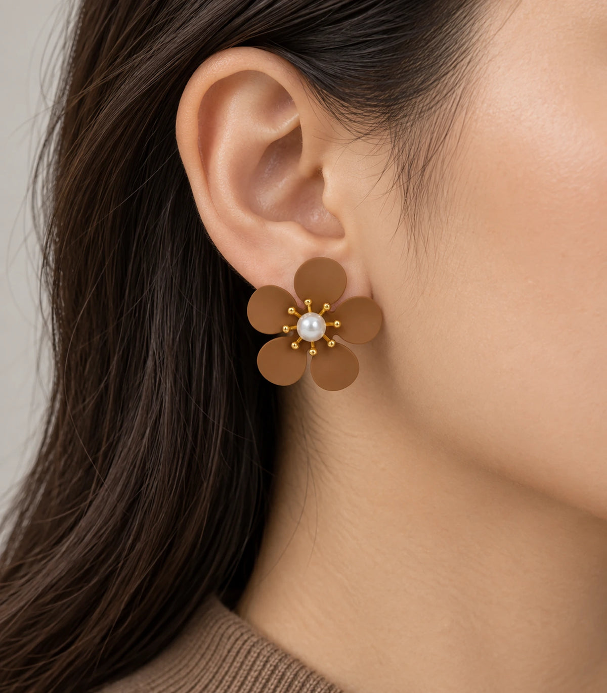 JIMIKI camel five-petal flower stud earrings with pearl-effect centre, flower stud worn on the earlobe #color_camel