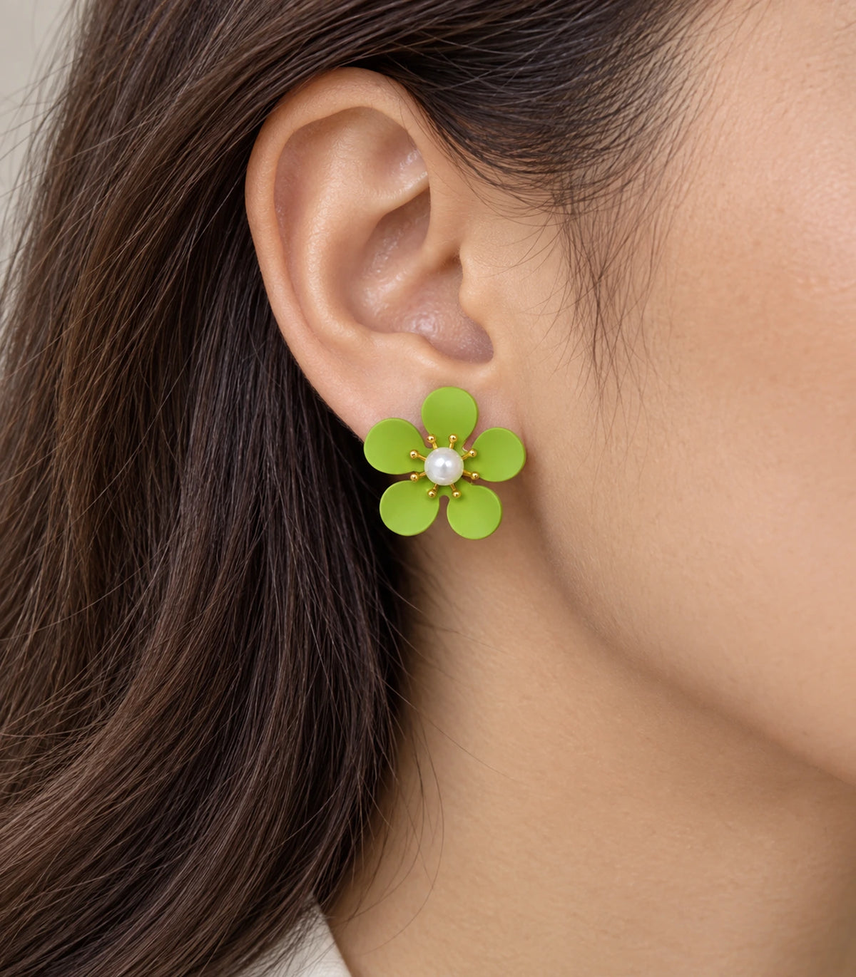 JIMIKI lime five-petal flower stud earrings with pearl-effect centre, flower stud worn on the earlobe #color_lime