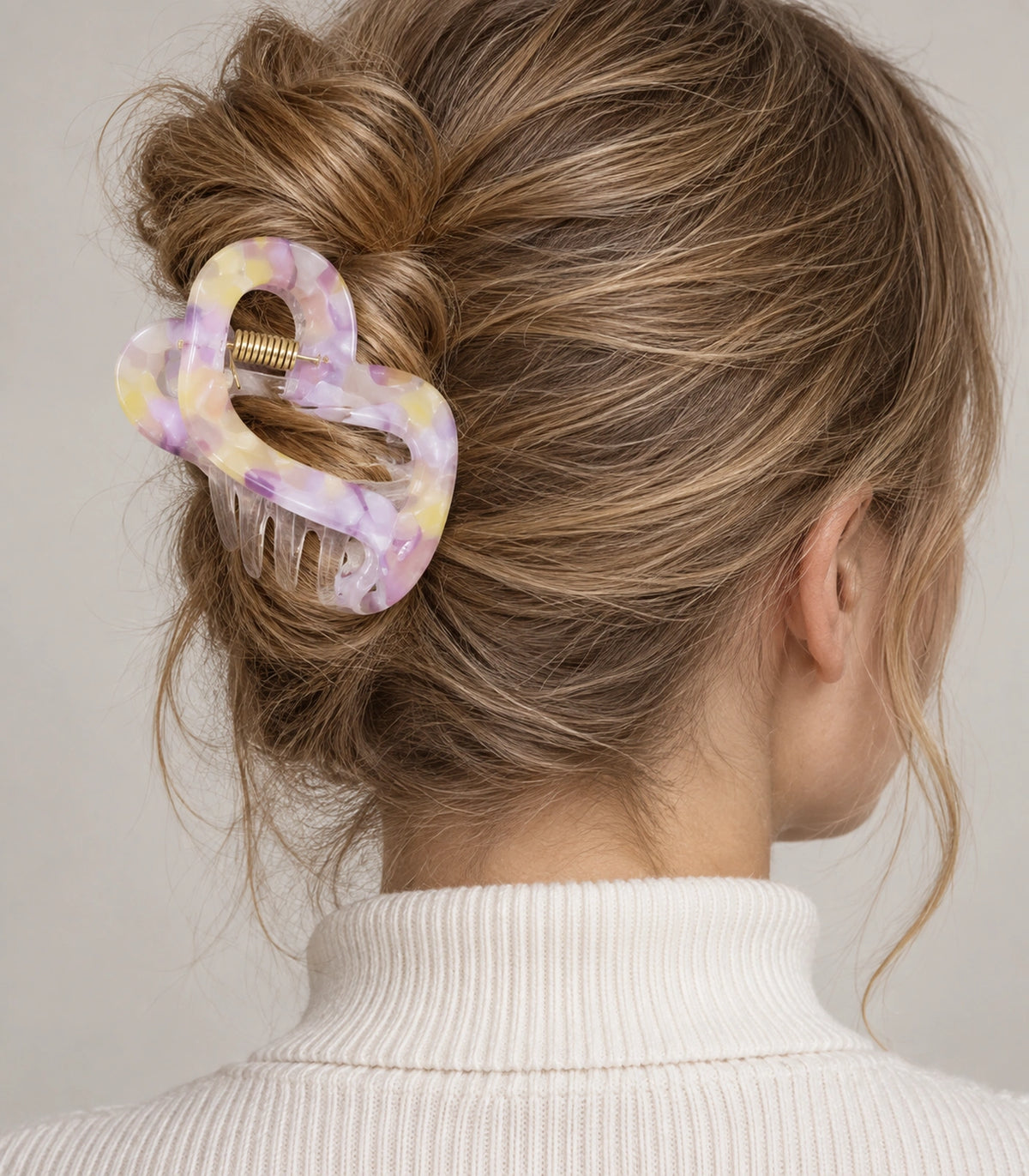 JIMIKI Marbled Heart Hair Claw Clips in Pastel Multicolor, model wearing view #color_pastel multicolor