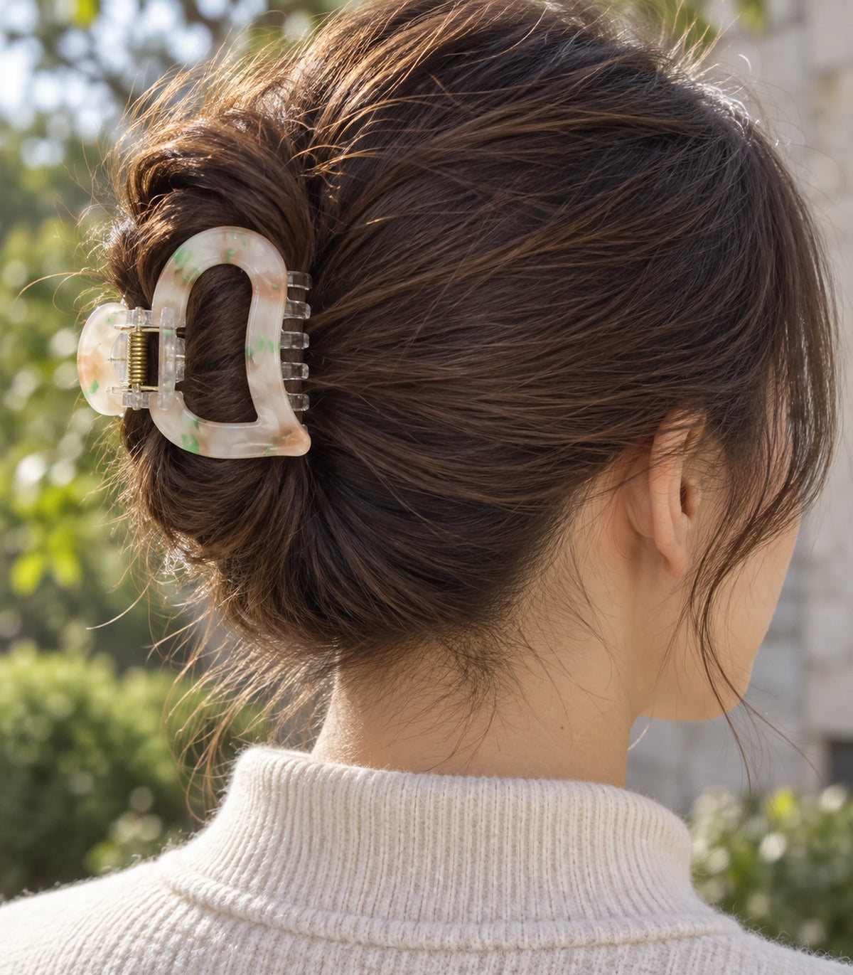 JIMIKI Marbled Heart Hair Claw Clips in Peach / Green, editorial model view #color_peach / green
