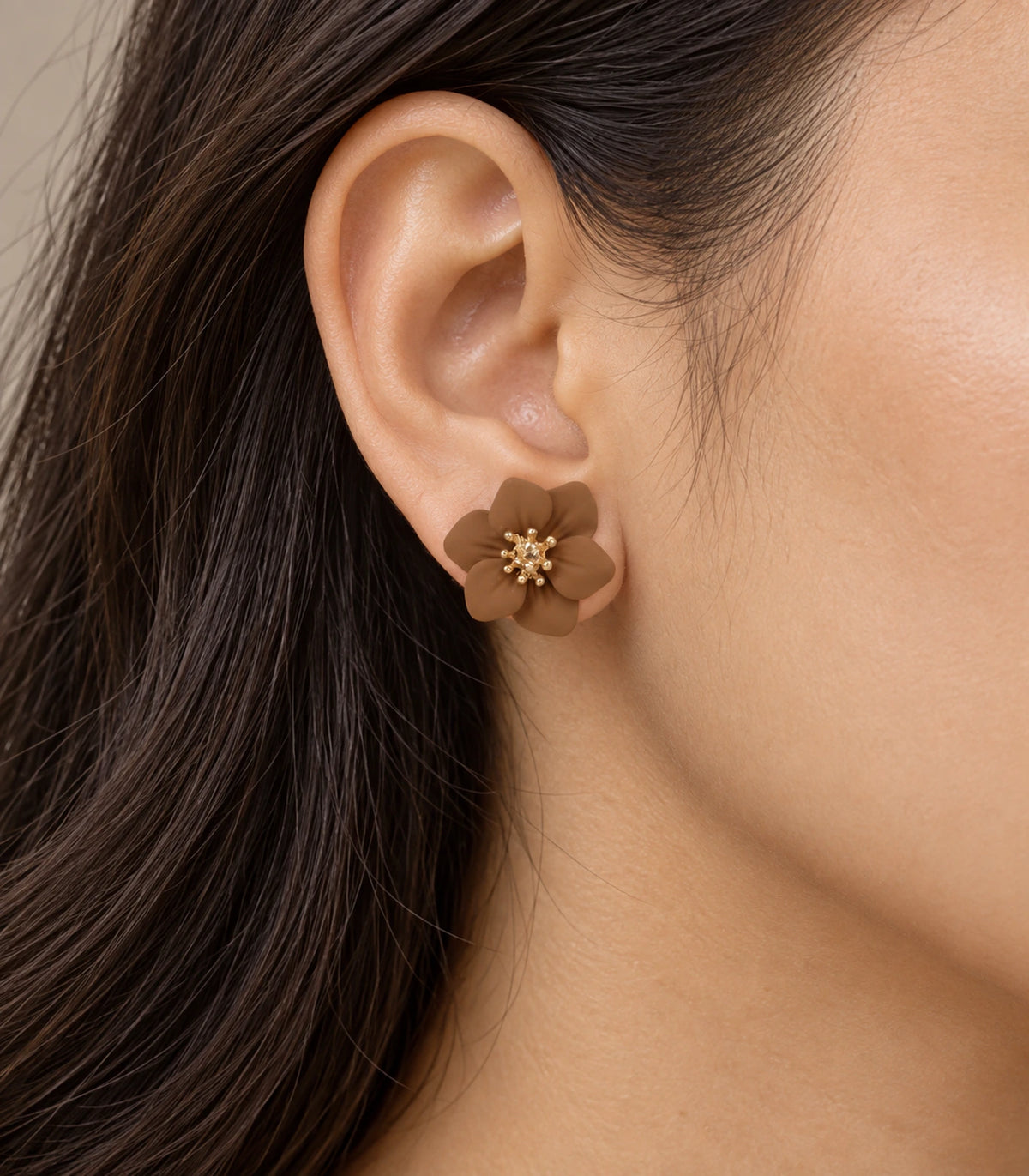JIMIKI Camel compact six petal flower stud earrings, flower stud worn at the ear #color_camel