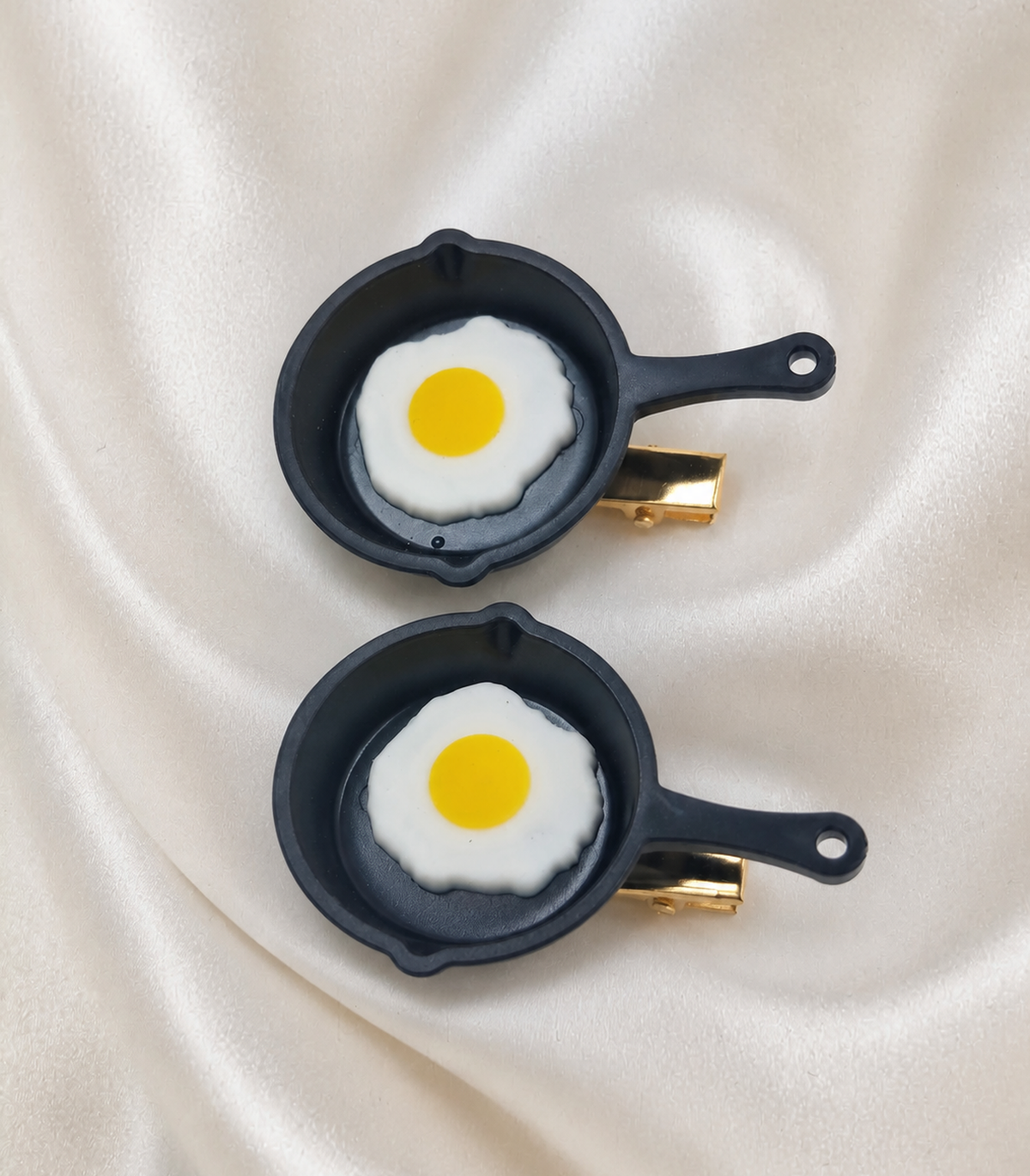 JIMIKI Sunny-Side-Up Egg Pan Barrette Pair in Black / White / Yellow, close-up detail