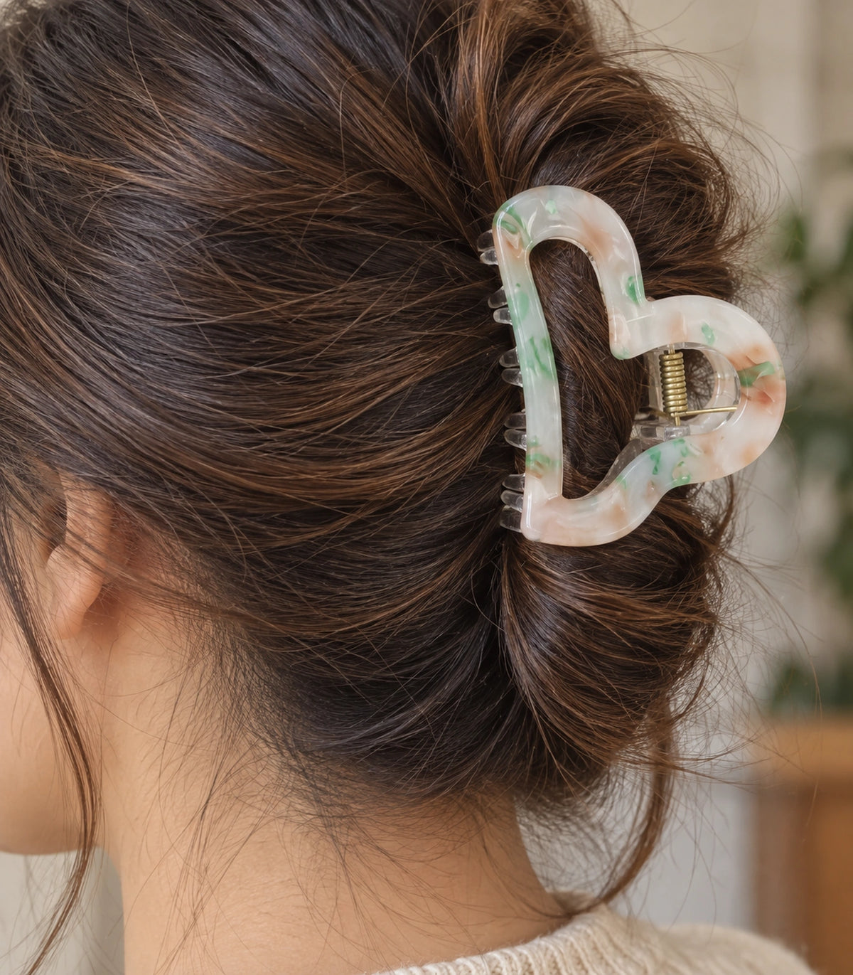 JIMIKI Marbled Heart Hair Claw Clips in Peach / Green, close-up detail #color_peach / green