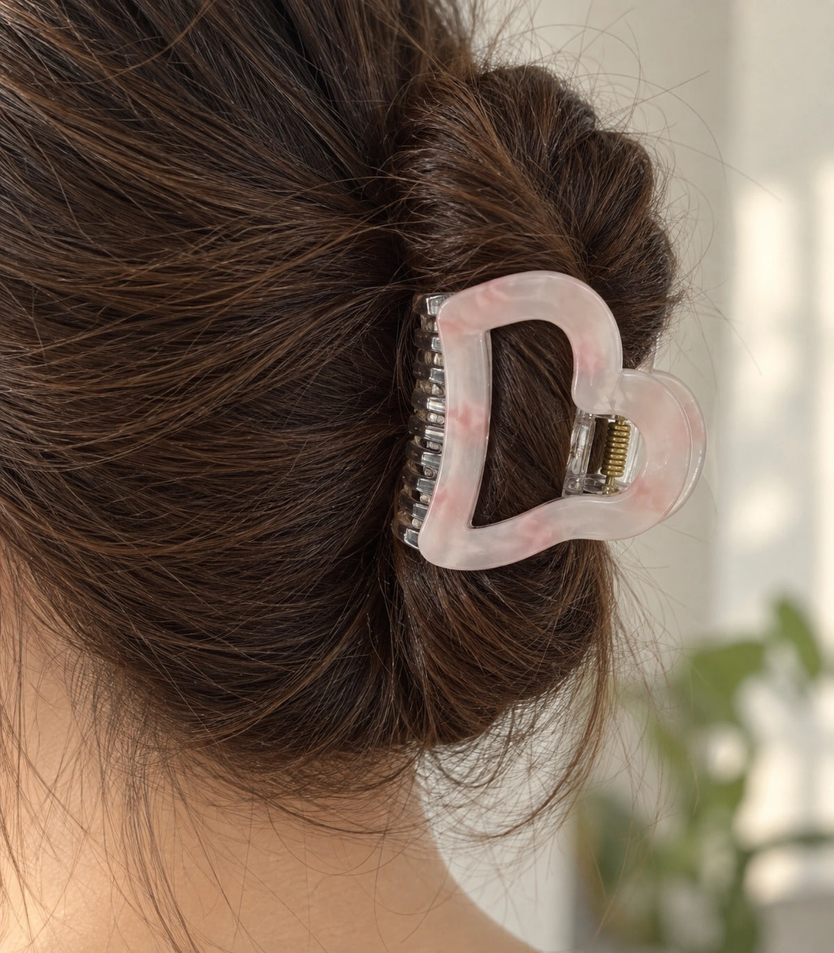 JIMIKI Marbled Heart Hair Claw Clips in Pink, close-up detail #color_pink