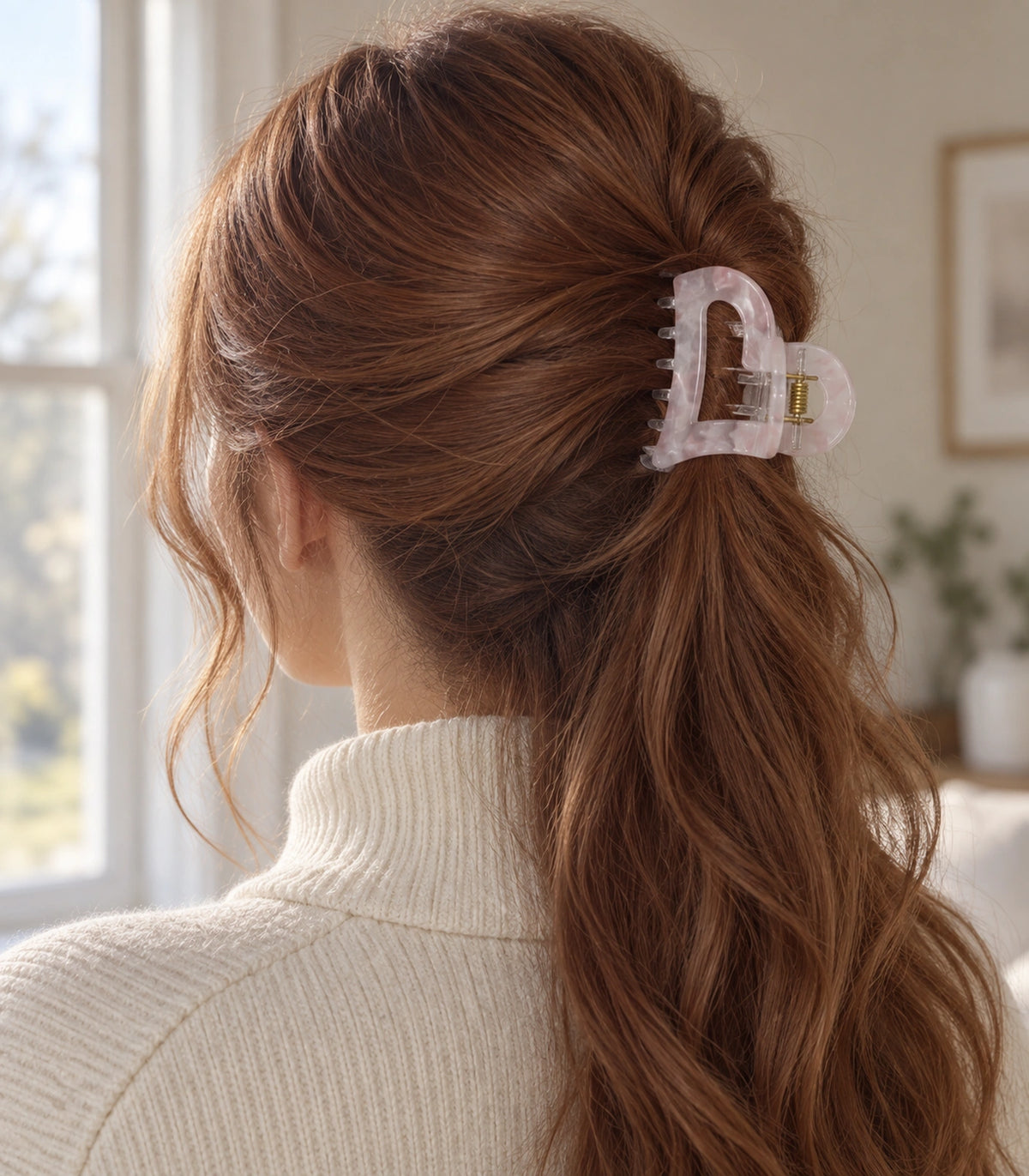 JIMIKI Marbled Heart Hair Claw Clips in Pink, editorial model view #color_pink