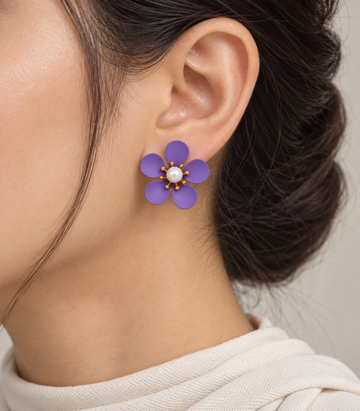 JIMIKI purple five-petal flower stud earrings with pearl-effect centre, flower stud worn on the earlobe #color_purple