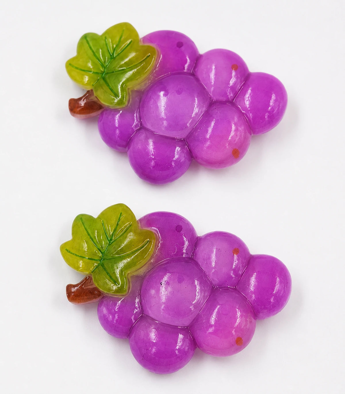 Close-up of the Purple Grape Cluster Clip Pair details
