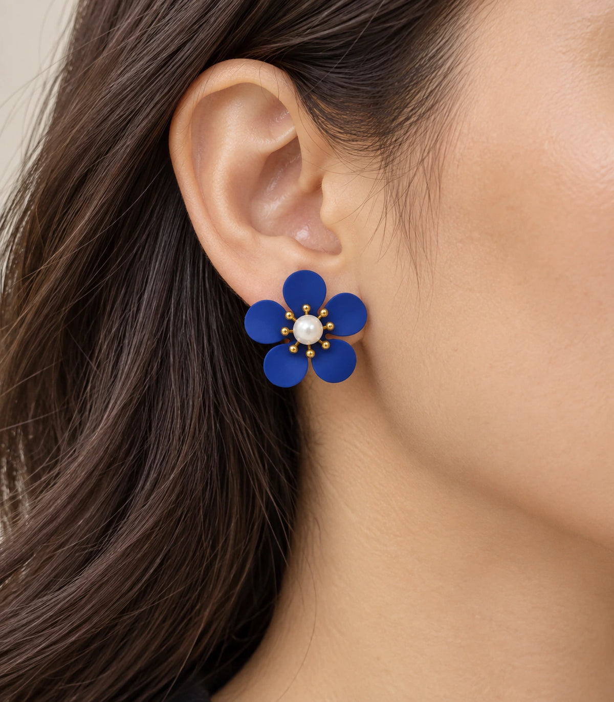 JIMIKI royal blue five-petal flower stud earrings with pearl-effect centre, flower stud worn on the earlobe #color_royal-blue